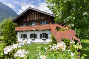 Forest Chalet, secluded location, 1,000 sqm garden, mountainview, panorama sauna, whirlpool, BBQ&bikes&sunbeds for free, up to 10 p Golling An Der Salzach